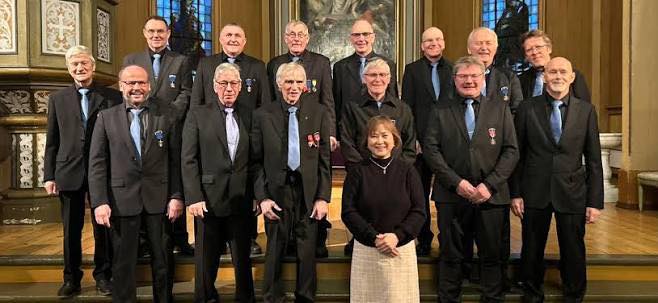 Gruppebilde av koret med dirigenten i forkant